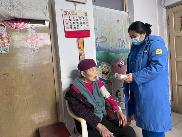 京广路街道洁云路社区：党建赋能送健康 上门服务护耄耋